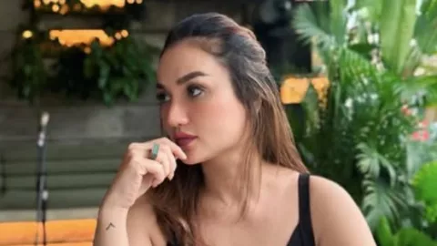 Ogah Cari Pasangan setelah Cerai, Tengku Dewi Putri Fokus Anak - GenPI.co