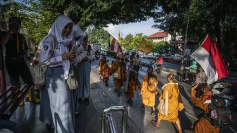 Kelelahan di Temanggung, Biksu Thudong Diantar Pakai Truk ke Magelang - GenPI.co