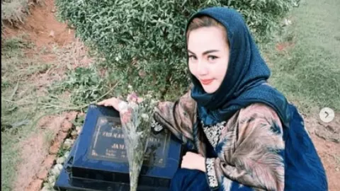 Minta Lisa Mariana Setop Umbar Aib, Elly Sugigi Kasihan Anak - GenPI.co