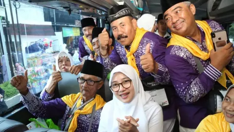 15 Tahun Jualan Koran di Masjid Agung Banyuwangi, Kakek 88 Tahun Akhirnya Naik Haji - GenPI.co