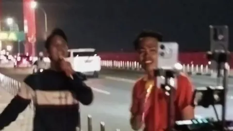 Ganggu Lalu Lintas, Konten Kreator Dilarang Live Streming di Jembatan Ampera - GenPI.co