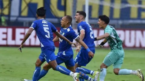 Kunci Tangguhnya Pertahanan Persib Bandung, 4 Bek yang Jarang Diganti - GenPI.co