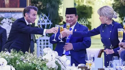 Seskab Teddy Jelaskan Minuman Prabowo dan Macron saat Toast, Bukan Alkohol? - GenPI.co