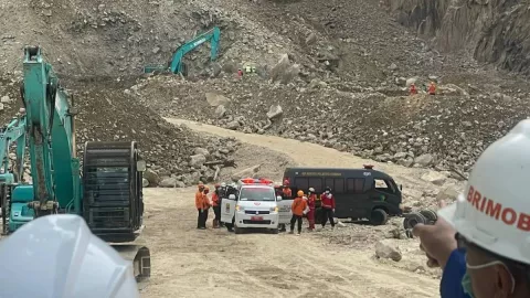 7 Korban Longsor Gunung Kuda Masih Dicari, Dibantu Anjing Pelacak - GenPI.co