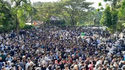 DPR RI Soroti Bursa Kerja Ricuh, Sebut Keresahan Sosial Mulai Terlihat - GenPI.co