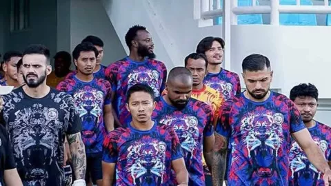 Arema FC Tak Banyak Rombak Tim, Mayoritas Pemain Dipertahankan - GenPI.co