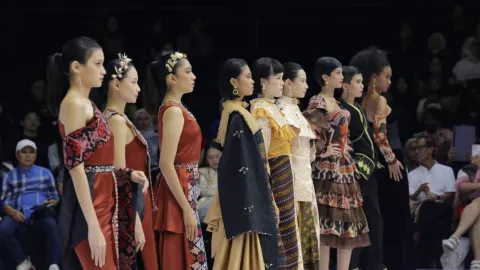 Bawa Tema Inheritance Soul, Sparks Fashion Academy Unjuk Gigi di IFW 2025 - GenPI.co