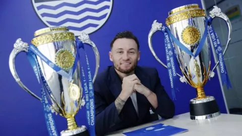 Bobotoh Bisa Tenang! Marc Klok Resmi Perpanjang Masa Bakti di Persib hingga 2027 - GenPI.co