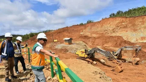 Berbeda di Media Sosial, Bahlil Klaim Warga Menangis Minta Tambang Pulau Gag Dilanjut - GenPI.co