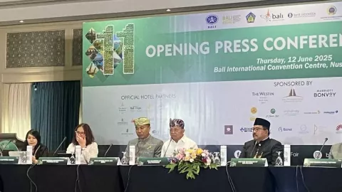 Wayan Koster Tak Percaya Ada PHK di Sektor Wisata, Sebut Gosip Orang Sakit Hati - GenPI.co