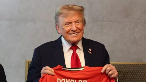 Cristiano Ronaldo Kasih Jersey ke Donald Trump, Bawa Pesan Perdamaian - GenPI.co