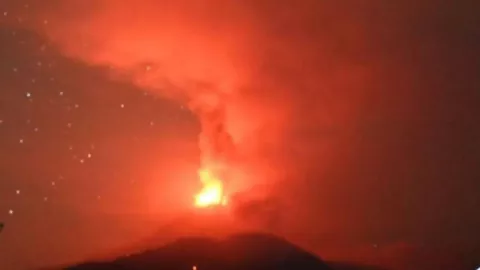 Gunung Lewotobi Laki-laki Erupsi, Terjadi Hujan Abu dan Kerikil, Warga Mengungsi - GenPI.co