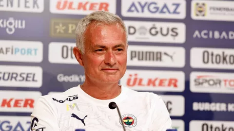 Gianluigi Buffon Larang Timnas Italia Rekrut Jose Mourinho - GenPI.co