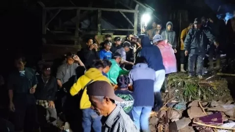Hujan Deras Terjang Rumah di Garut, 1 Keluarga Tewas Tertimbun Longsor - GenPI.co