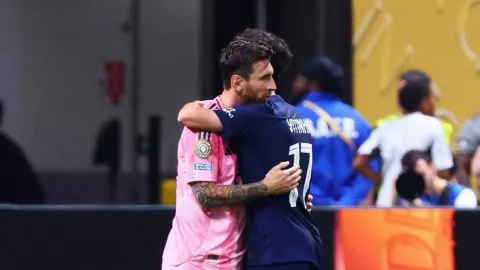 Lionel Messi Dibantai PSG, Luis Enrique: Ini Bersejarah - GenPI.co