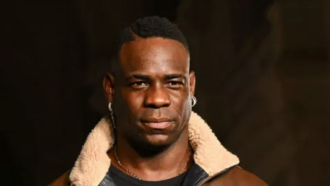 Karier Sepak Bola Meredup, Mario Balotelli Jadi Model di Paris Fashion Week - GenPI.co