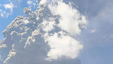 Gunung Lewotobi Laki-Laki Erupsi Setinggi 18.000 M, Aktivitas Dilarang Radius 7 Km - GenPI.co