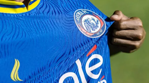 Arema FC Rilis Jersei Baru Dominan Warna Biru, Usung Era Emas 2006 - GenPI.co