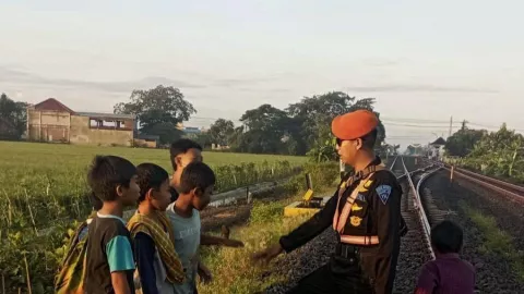 KAI Peringatkan Bahaya Bermain di Sekitar Rel Kereta - GenPI.co