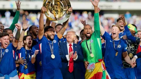 Trofi Piala Dunia Antarklub Asli Dibawa Donald Trump, Chelsea Pegang Replika - GenPI.co