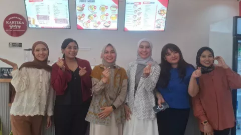 Hillary Brigitta Lasut Ramaikan Pembukaan Kafe Kartika Bakery - GenPI.co