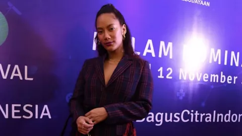 Tara Basro Merasa Auranya Terpancar saat Pakai Kebaya - GenPI.co