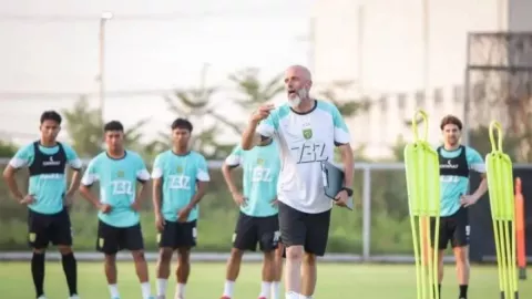 Jelang Super League, Perez Sebut Performa Persebaya Terus Meningkat - GenPI.co