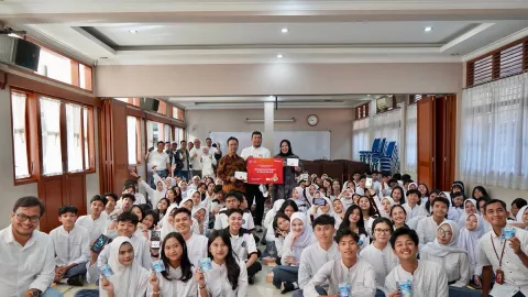 Sambut HUT RI, Telkomsel Bagikan Modem 5G dan Edukasi Digital ke Siswa - GenPI.co
