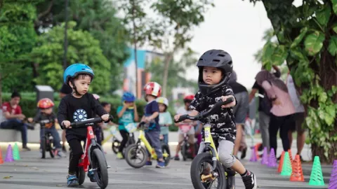 Komunitas Ini Ajak Anak Main & Belajar Naik Push Bike, Asyiknya! - GenPI.co