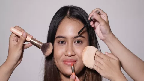 Tips Pakai Makeup Tanpa Membuat Mata Merah - GenPI.co