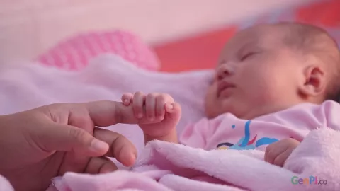 20 Inspirasi Nama Bayi Bermakna Surga, Adem Banget Bund! - GenPI.co