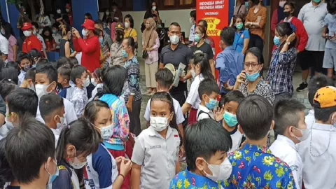 Perdana, 500 anak di Batam Terima Vaksin Covid-19 - GenPI.co