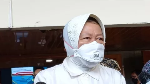 Mensos Risma Ungkap Fakta Aksi Keji Herry Wirawan ke Santriwati - GenPI.co