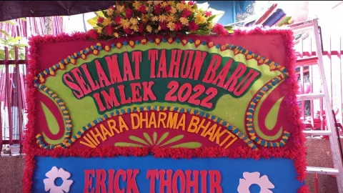 Karangan Bunga Erick Thohir Nangkring di Wihara Dharma Bhakti - GenPI.co