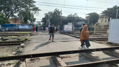 Warga Tolak Penutupan Jalan Perlintasan Kereta Api - GenPI.co