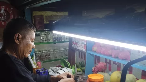 Musim Hujan, Omzet Penjual Sup Buah Turun Drastis - GenPI.co
