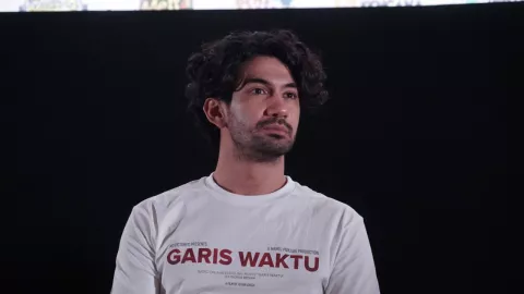 Perankan Anak Band, Reza Rahadian Unjuk Suara di Film Garis Waktu - GenPI.co