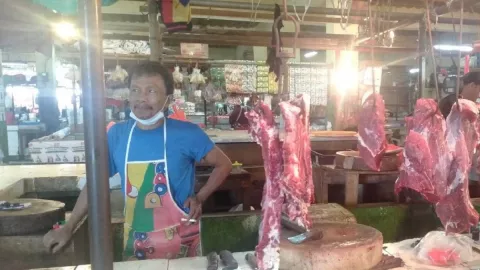 Ironi, Pedagang Daging Rela Berutang Demi Berjualan di Pasar - GenPI.co