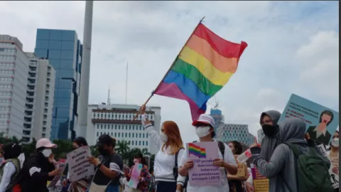 Bendera LGBT Warnai Hari Perempuan, Aktivis Turun ke Lapangan - GenPI.co