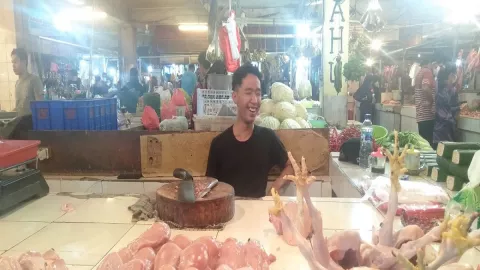 Harga Ayam Potong Ikut Meroket, Pembeli Teriak - GenPI.co