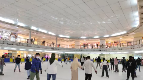 Arena Ice Skating Mal Taman Anggrek Mulai Ramai Nih, Cobain Yuk! - GenPI.co