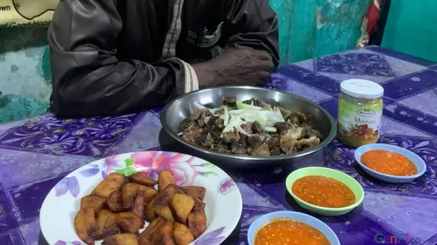 Kuliner Legendaris, Sate Domba H Ismail, Disantap Pakai Pisang - GenPI.co