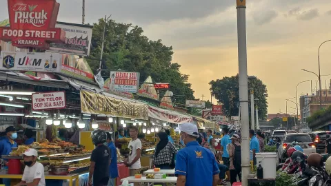 Awal Ramadan, Sentra Nasi Kapau Laris Manis Diserbu Pembeli - GenPI.co
