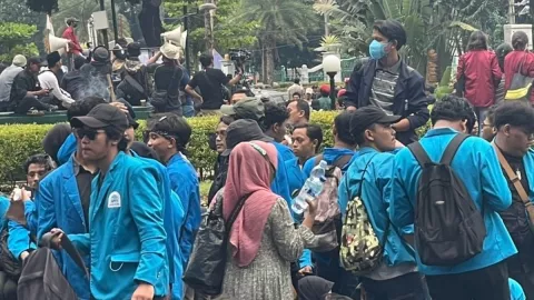 Demo 11 April, Mahasiswa Ikut Geruduk Pedagang Minuman, Ternyata - GenPI.co