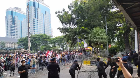 Kawat Berduri Ditambah di Patung Kuda, Massa Teriak, Bilang Ini - GenPI.co