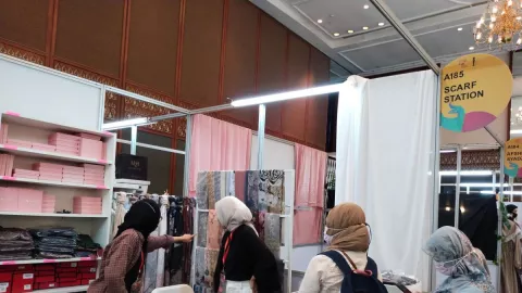 Scarf Motif atau Polos, Mana yang Paling Diminati Perempuan? - GenPI.co