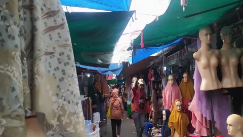 Pedagang Baju Koko di Pasar Tanah Abang Masih Sepi Pembeli - GenPI.co