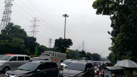 Imbas One Way, Jalan Arteri Menuju Bekasi Dikepung Macet - GenPI.co