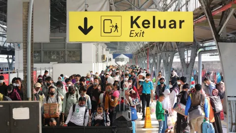 Puncak Arus Balik 2022, Stasiun Pasar Senen Masih Ramai Pemudik - GenPI.co