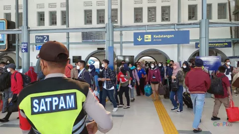 Hari Ini, Ribuan Penumpang Mudik Akan Tiba di Stasiun Pasar Senen - GenPI.co
